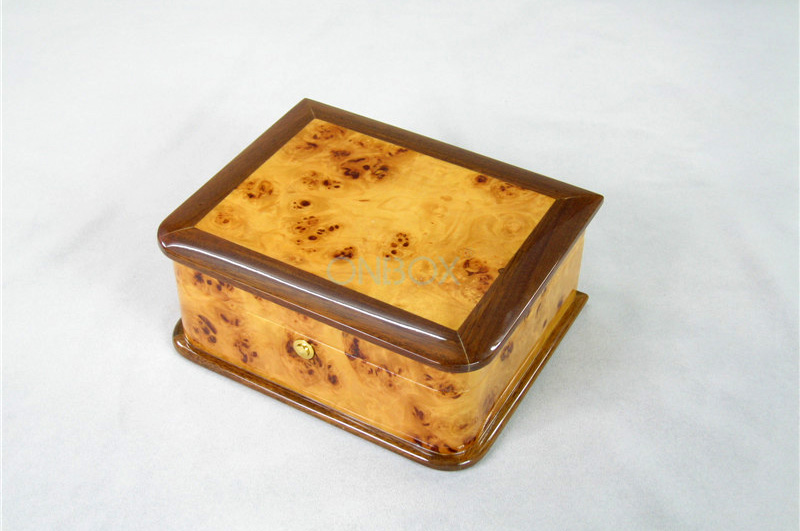 Vintage High Glossy Wooden Cigar Boxes , Custom Cigarette Boxes With Nature Wood Finish , W / Humidifier And Hygrometer