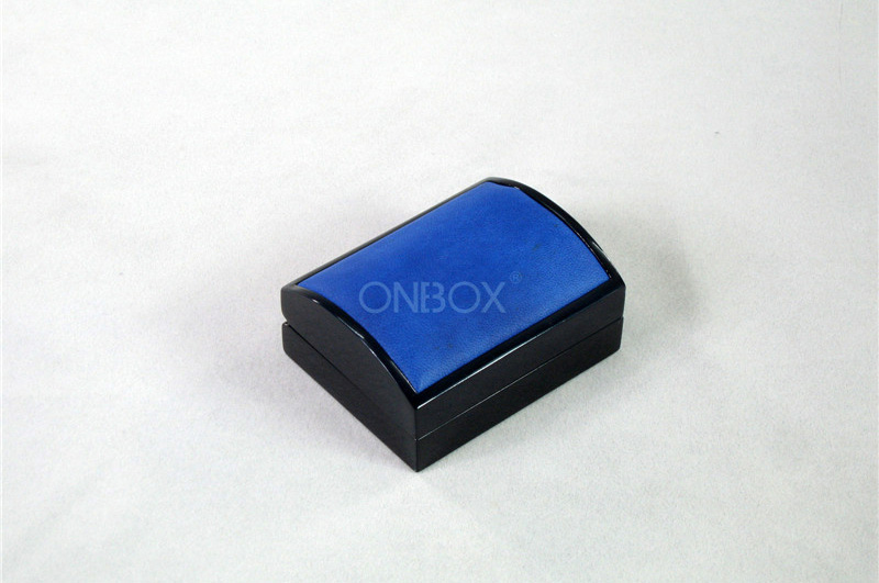 Luxury Wooden Hanging Jewelry Necklace Box / Unique Display Boxes For Mens Jewellery