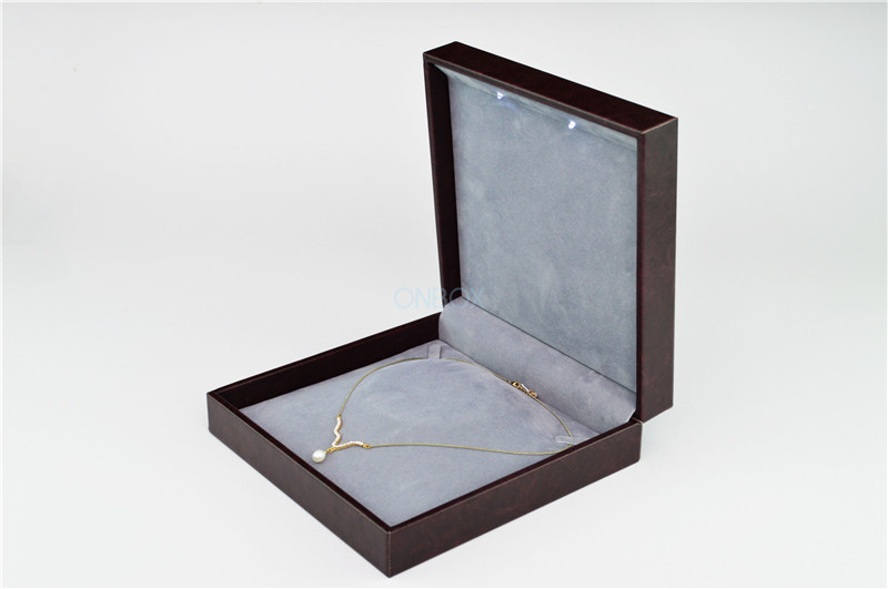 Personalized Luxury Leather Jewelry Boxes Ladies' Long Necklace Window Display Box