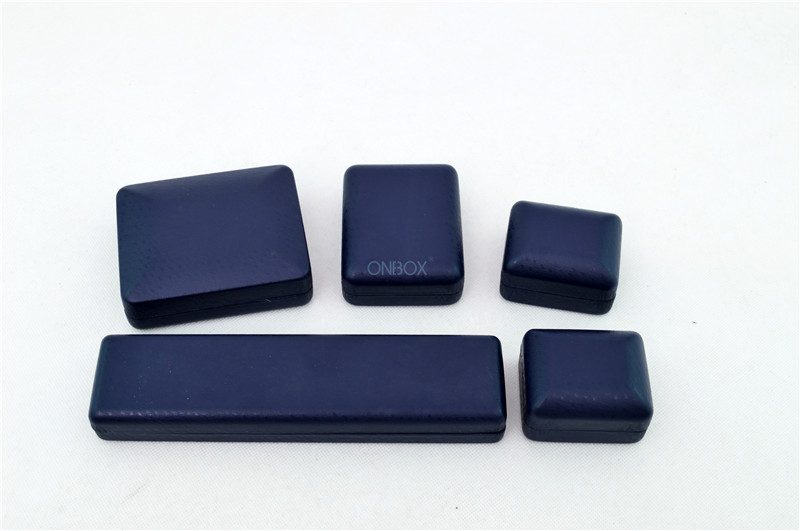 Custom Sizes Blue Luxury Jewelry Packaging Boxes Embossed PU With me<x>tal Hinge Closure