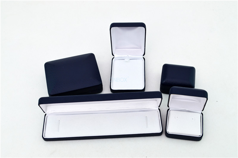 Custom Sizes Blue Luxury Jewelry Packaging Boxes Embossed PU With me<x>tal Hinge Closure