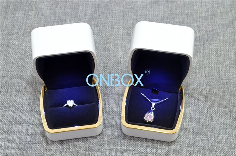 2021 New Design LED Light Box For Jewelry , Luxury Painted Box With Gold Edges For Lady Pendant